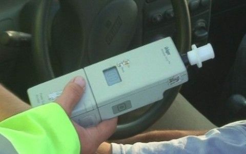 Un şofer beat a intrat cu maşina într-un stâlp