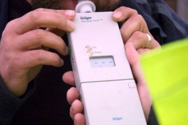 A ajuns cu maşina în gard. Ce alcoolemie avea şoferul
