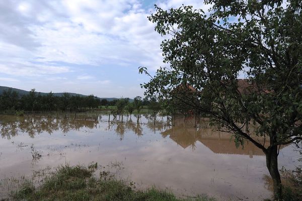 Inundațiile au făcut ravagii în Sălaj. Sute de case, anexe gospodărești, fântâni și terenuri agricole au fost inundate