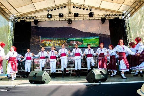 La Șimleu Silvaniei începe Festivalul Internațional de folclor  pentru românii de pretutindeni „La Fântâna Dorului”