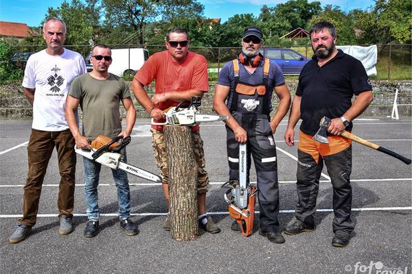 Zalău: Patru artiști în lemn sculptează personaje de poveste, în grădina Colegiului Naţional "Silvania"