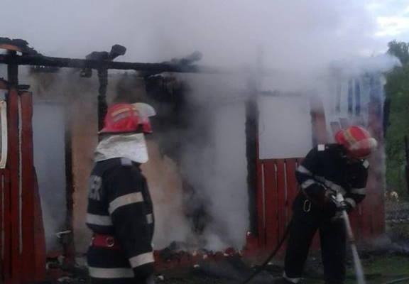 A vrut să-și igienizeze cotețele de păsări, dar și-a incendiat gospodăria