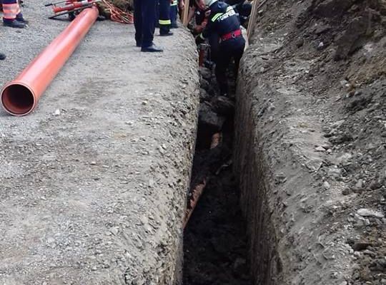 Tragedie la Şimleu: Un muncitor a murit îngropat de viu