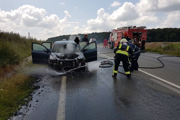 Pe centura Zalăului: un autoturism a luat foc în mers
