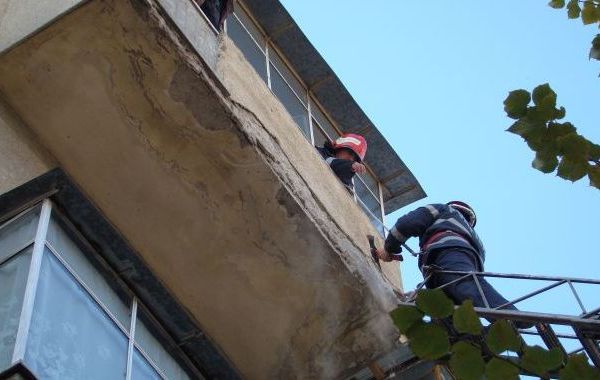 La Zalău: cade tencuiala de pe blocuri!