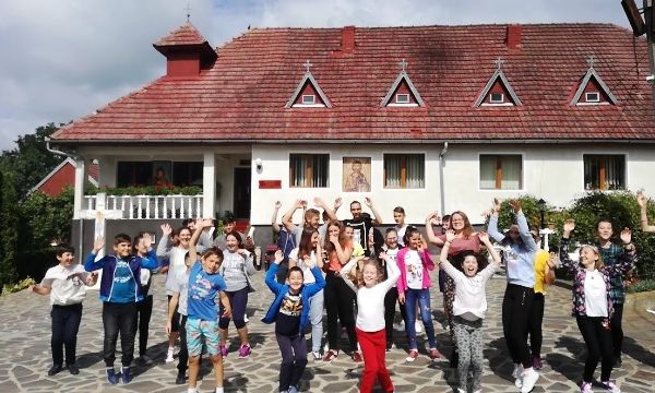 În tabără, la mănăstire. Copiii şi tinerii sunt iniţiaţi în arta iconografică