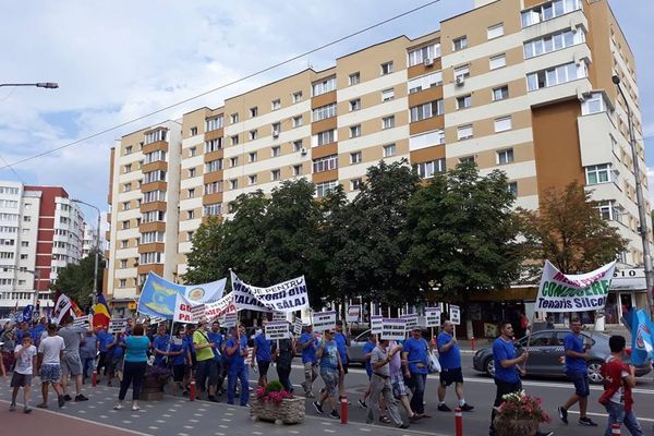 Angajaţii celui mai mare producător de ţevi ies din nou astăzi în stradă