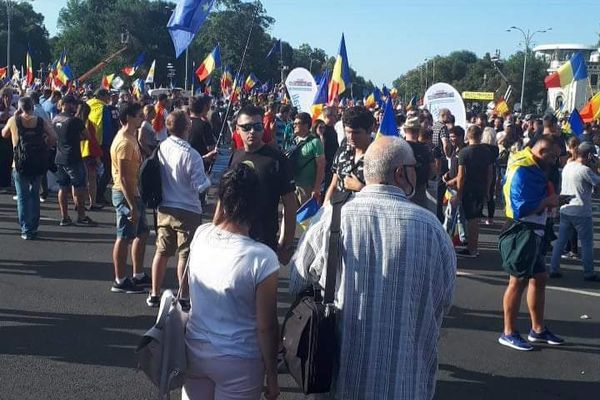 Sălăjeni, prezenţi în Piaţa Victoriei: "Greu de descris în cuvinte ceea ce am trăit aseară"