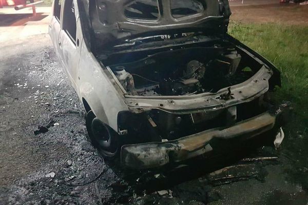 Autoturism făcut scrum, din cauza unui scurtcircuit