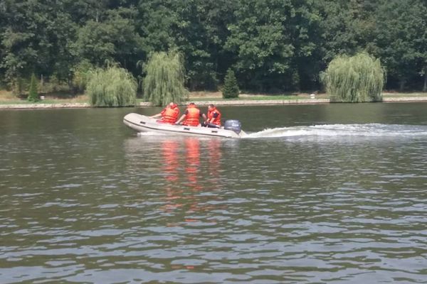 Din agenda pompierilor sălăjeni: Antrenament cu barca pe lacul din localitatea Drighiu