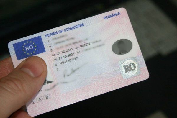 Fără permis, la volanul unui autoturism neînmatriculat