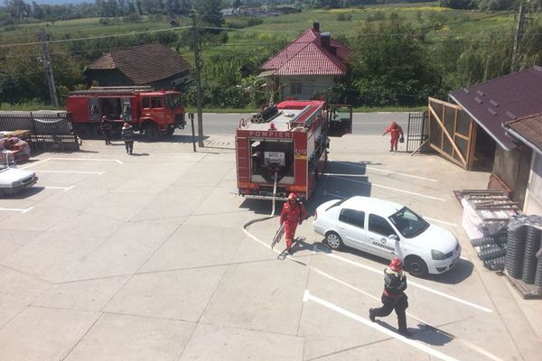 Simulare de incendiu:  Sediul unui operator economic din Ileanda, cuprins de flăcări