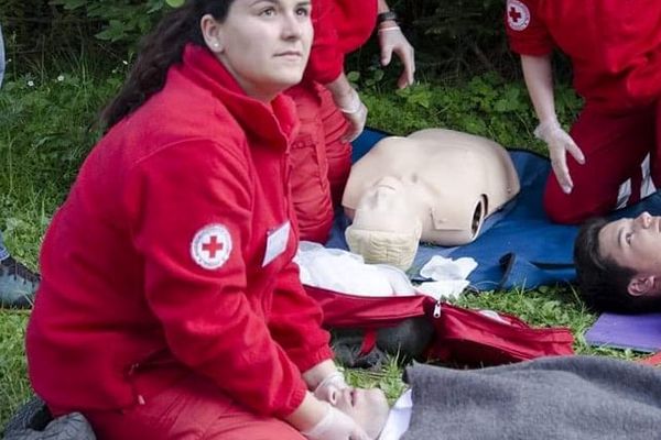 Bărbat căzut pe stradă, salvat de o voluntară a Crucii Roşii