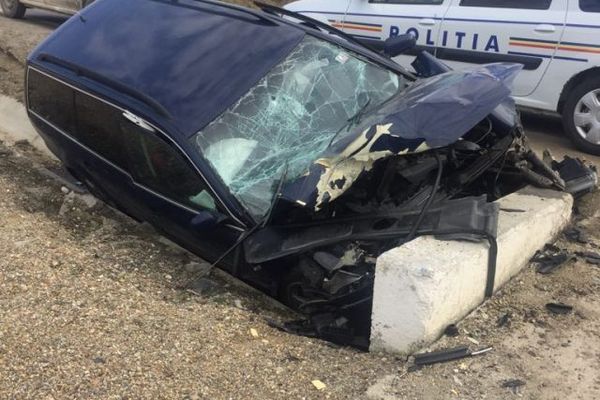 A ajuns cu maşina într-un cap de pod