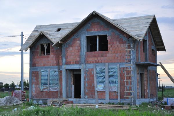 Casă în flăcări de la un conductor improvizat