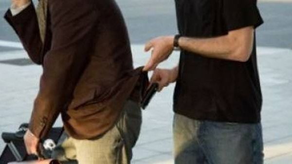 Un pensionar a rămas şi fără bani şi fără acte, în plină zi, pe stradă. Ce metodă a folosit hoţul