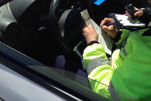 Au trecut pe roşu şi au rămas fără permise de conducere