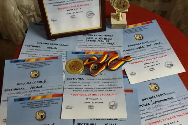 Festivalul național de folclor de la Mangalia: premii pentru ansamblurile ''Meseșul Junior'' și ''Bujorii Cehului''