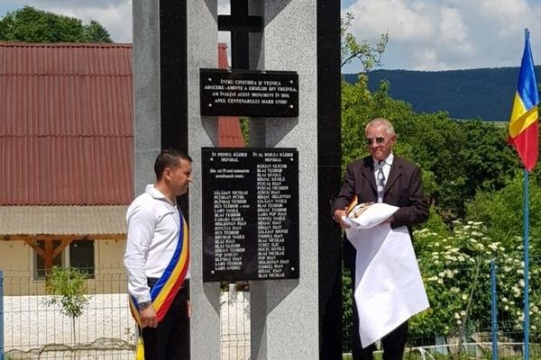 Mulţi ştiu, puţini cunosc. Eşarfa tricoloră, semnul distinctiv al primarului,  se poartă peste costum