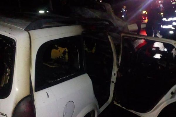 Un autoturism s-a făcut scrum pe drum,  în apropiere de Meseșenii de Jos