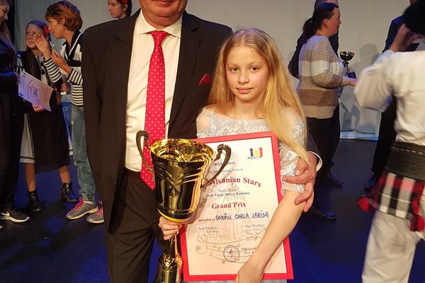 Talentata artistă Carla Sabău, din nou pe podium. Trei trofee  la Festivalul Internațional ''Transylvanian Stars'' Târgu Mureș