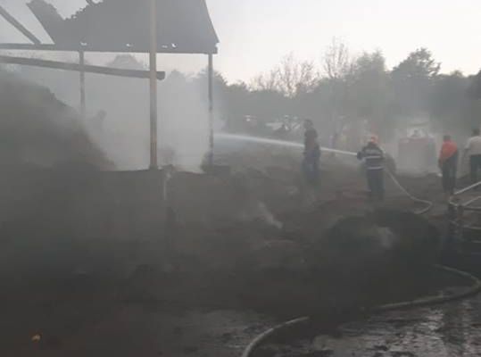 S-au jucat cu focul și au incendiat o gospodărie