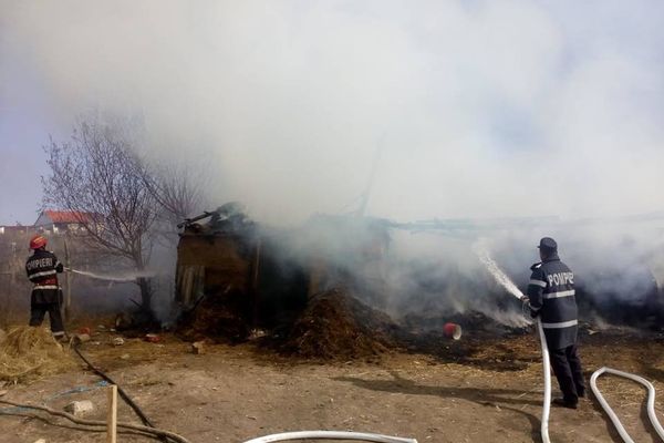 Şură în flăcări de la un scurtcircuit