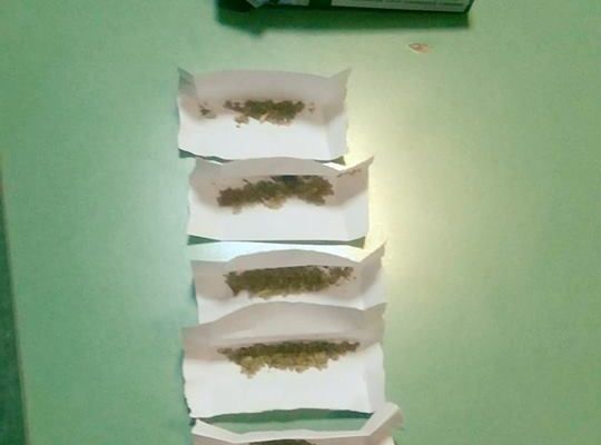 Un tânăr, aflat într-o profundă stare de agitație, condus de jandarmi la spital. Asupra lui s-au găsit pliculețe cu substanțe suspecte