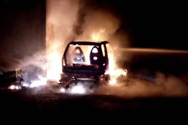 Un autoturism a fost cuprins de flăcări pe o stradă din Zalău. Incendiul s-a extins și la alte autoturisme