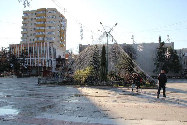 La Zalău, achiziţii în valoare de 134.000 de lei pentru iluminatul festiv: fulgi de nea, ţurţuri luminoşi şi un om de zăpadă