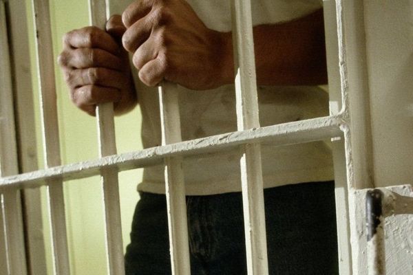 Condamnaţi la închisoare pentru tulburarea ordinii şi liniştii publice