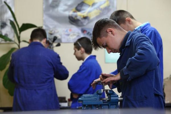 Agenții economici din Sălaj pot solicita școlarizarea elevilor în diverse meserii