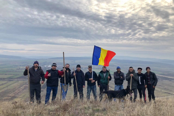 De Centenar: un nou eveniment inedit la Sălăjeni. Un grup tineri creează conturul hărţii României Mari prin plantarea a 100 de arbori