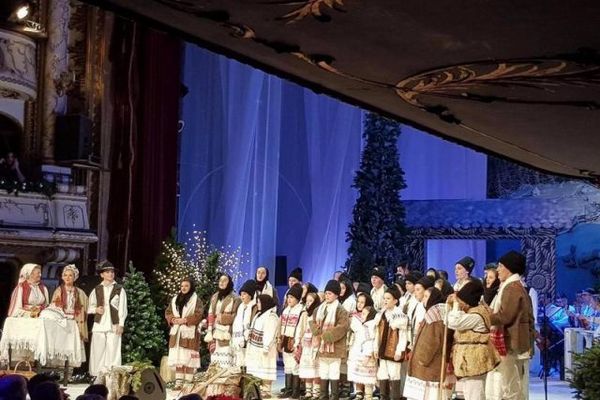 Copiii din Ansamblul ”Barcăul” au colindat pentru toată țara