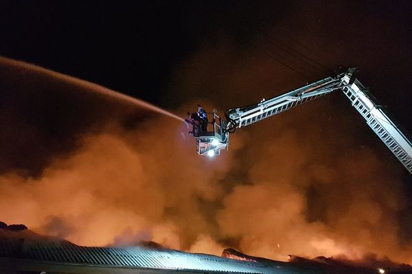 Acoperişul unei case din Crişeni, cuprins de flăcări