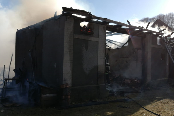 O anexă gospodărească din Jac, cuprinsă de flăcări