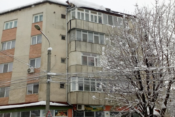 Pompierii, în luptă cu zăpada. Intervenţii pe bandă rulantă