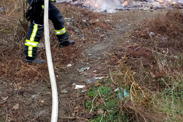 O colibă din livada Meseș, distrusă de flăcări