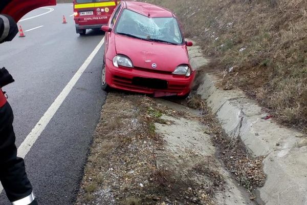 Vârsta nu e un impediment! La 86 de ani, un şofer a ajuns cu maşina-n şanţ