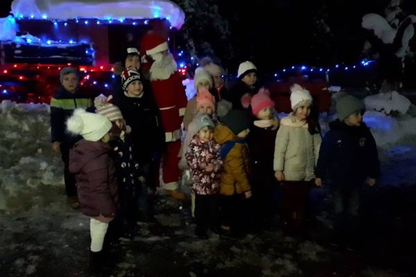 Moș Crăciun a ajuns la copiii salvatorilor sălăjeni cu o autospecială de salvare