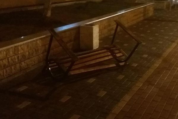 Ameţit de licorile lui Bachus, un cetăţean sloven s-a răzbunat pe mobilierul stradal