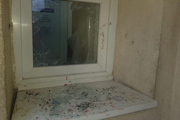 Se întâmplă în Zalău: ameninţări cu moartea şi geamuri sparte la Centrul Social de Urgenţă