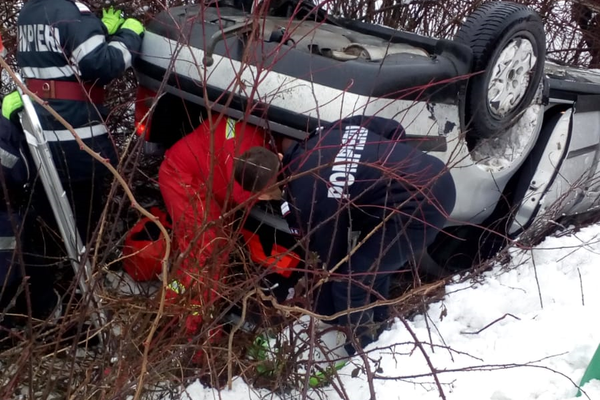 La ieşirea din Sălaj spre Maramureş: accident cu trei persoane încarcerate