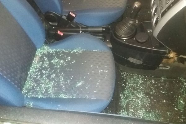 Infractori de mici. Doi minori, prinşi  în flagrant în timp ce au spart două autoturisme