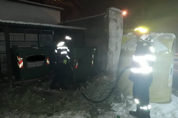 Containere de gunoi, în flăcări. Pompierii, din nou în acțiune