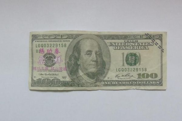 Un sălăjean a încercat să schimbe dolari falşi la o casă de schimb valutar. Prins de jandarmi, în toiul tranzacţiei