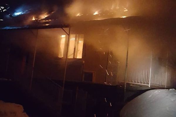 Foc în miez de noapte într-o gospodărie din Ulciug. Intervenţia pompierilor, îngreunată