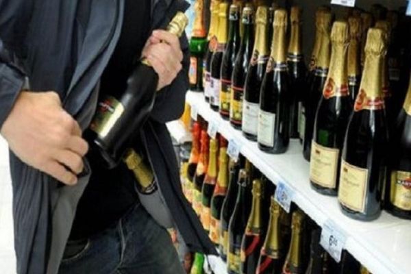 La 14 ani, a șutit o sticlă de băutură dintr-un magazin alimentar