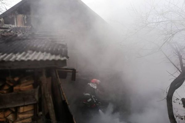 S-a jucat cu focul și a incendiat locuința părinților