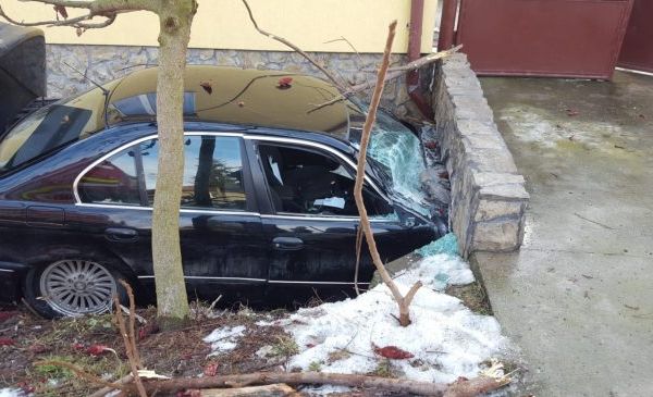 Accident la Sărmașag. De pe drum, direct într-un cap de pod